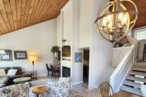 Dining area, view to kitchen behind fireplace and TV