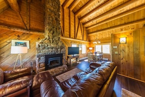 366 Riverbend Living Area