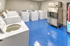 82399335-H1-RI_InnOnHarbor_laundry5-min