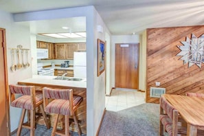 Kitchen w/ breakfast bar