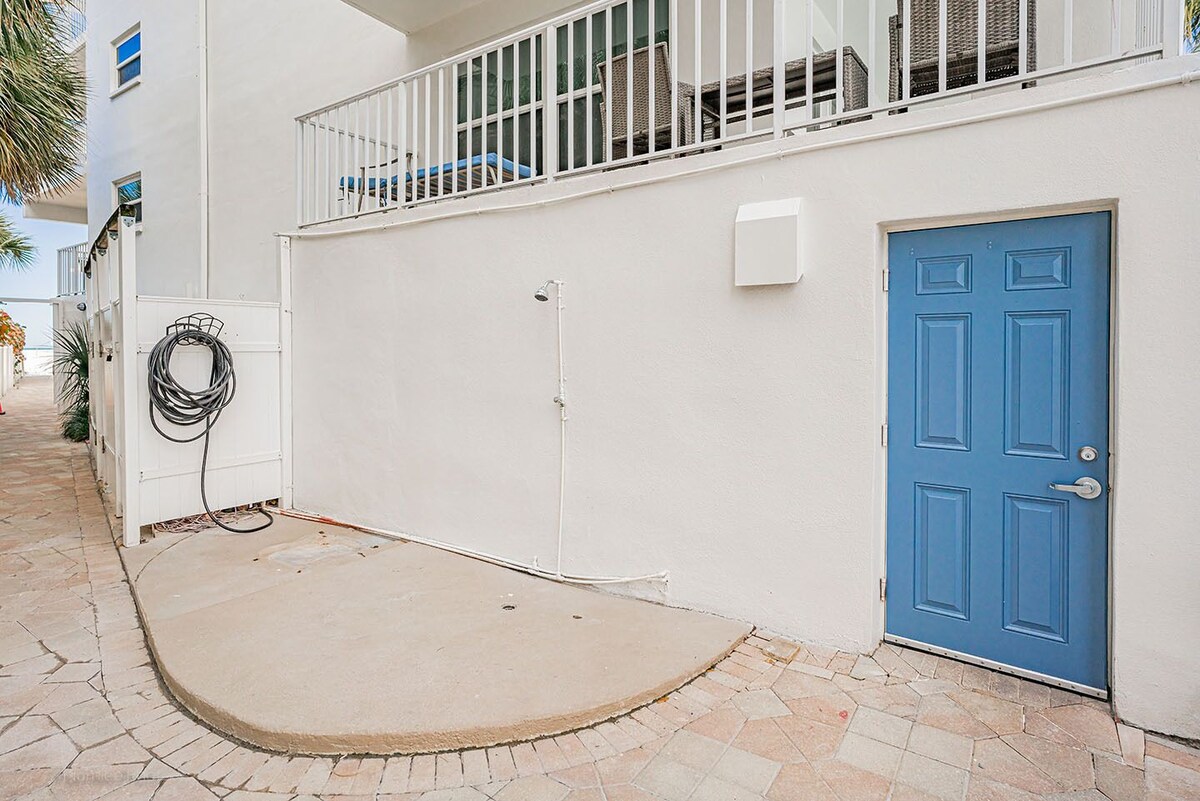 FREE PERKS INCLUDED!! Holiday Villas II 415 – Standard GULF FRONT Condo!