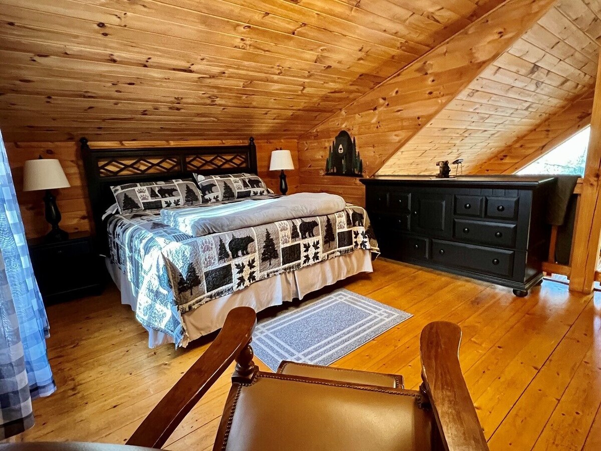 Log Cabin,4.5 acres,Hot tub,PoolTable,Foosball, Fire pit,WIFI,Creek,Dog Friendly