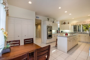 Another view of kitchen/breakfast nook