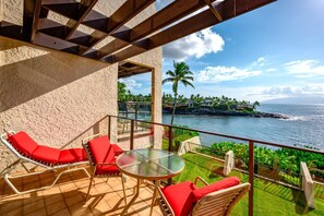 Reverse shot overlooking Napili Bay - very exclusive     NAP-C18