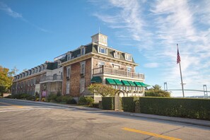 82662536-H1-RI_BayVoaygeInn_Ext_33
