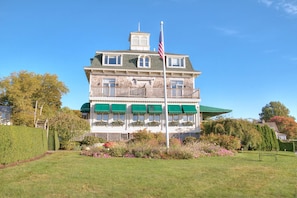 82662560-H1-RI_BayVoaygeInn_Ext_66