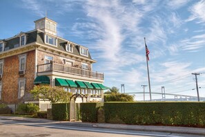 82662544-H1-RI_BayVoaygeInn_Ext_44