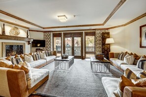 Home Decor, Furniture, Indoors, Living Room, Couch