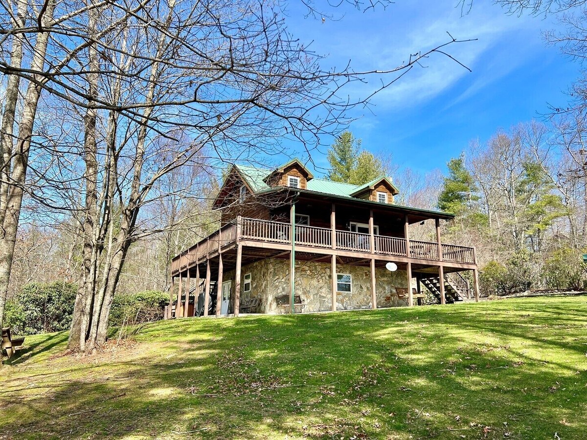 Custom Log Cabin w/ Mtn Views, Hot Tub, Pool Table, WIFI, Covered Porch