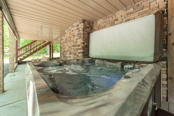 Outdoor spa tub