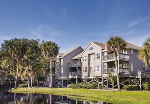 74683114-H1-Ocean_Ridge_Fairway_Terrace_Ext-min