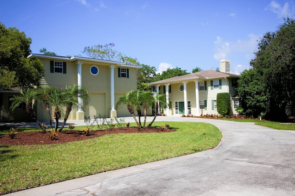 Dolphin Cove Villa brought to you by Florida Sun Vacation Rentals. 