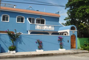 Casa Izamal exterior - Charming duplex with pool and BBQ just 4 blocks from the town square.