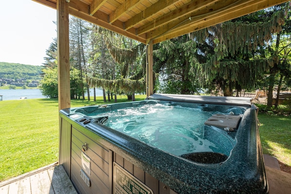 Outdoor spa tub