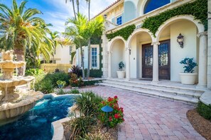Front Exterior view 3