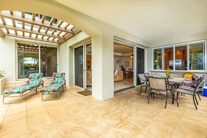 Lots of seating space available on this lanai!