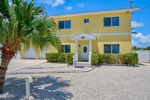 Front Exterior view 1