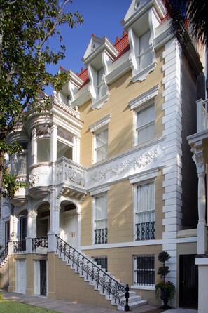 Luxury Living Savannah Wedding Cake Mansion at 14 E. Taylor St.