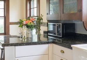 Full Kitchen with Drip Coffee Maker - Captain's Quarters - Niagara-on-the-Lake
