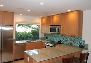 Modern Kitchen - all stainless appliances, granite counter tops, breakfast bar