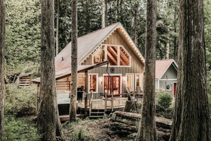 Architecture,Building,House,Cabin,Hot Tub