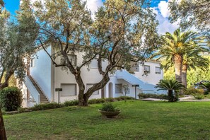 Vista frontal de la propiedad