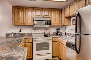 Full kitchen - Park City Lodging-Powder Pointe 303B