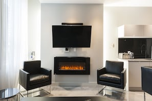 Fireplace, smart TV with cable
