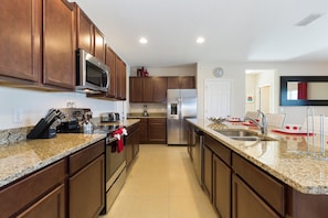 02_High_End_Kitchen_0821.jpg