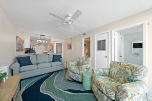 2 Island Shores 250 Living Room