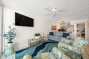 3 Island Shores 250 Living Room