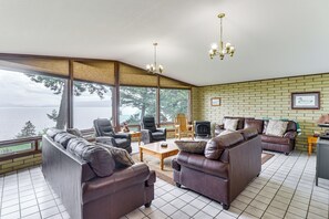 Living Room | Free WiFi (1 Gbps)
