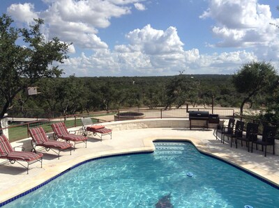 HILL TOP HOUSE WITH GREAT VIEWS / POOL & HOT TUB