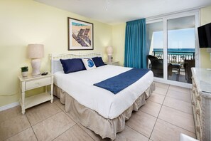 Master king with balcony access