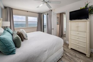 Master king with balcony access