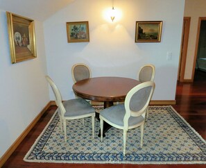 Dining table for six (2 extra chairs are available if needed).