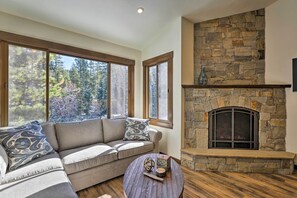 Living Room | Gas Fireplace | Free WiFi | 3 Smart TVs