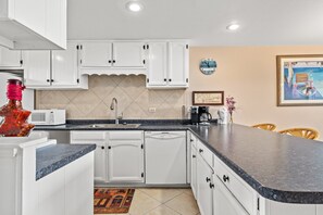 3-web-or-mls-22400-front-beach-rd-21