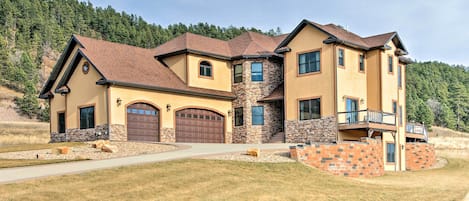 Sturgis Vacation Rental | 5BR | 4.5BA | 3,250 Sq Ft | Stairs Required