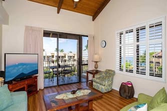 Island Chic w/Loft! AC, Lanai, Kitchen, WiFi, Flat Screens+Laundry–Kamaole Sands 9411