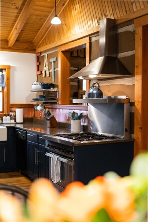 Easy to use professional range is a chef's dream cooking appliance!