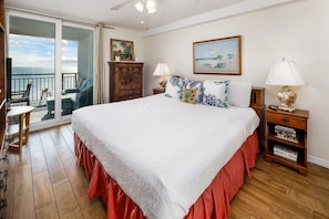 Master king with balcony access
