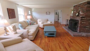 View of the living room - 142 George Ryder Road S Chatham Cape Cod - New England Vacation Rentals