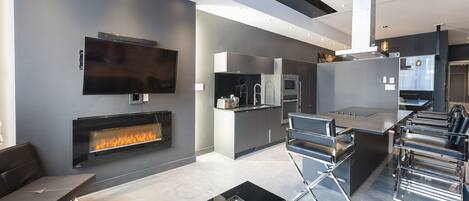 Fireplace, smart TV with cable - open concept kitchen