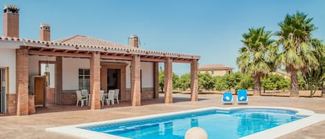 Pool and garden to unwind with the family | Cubo's Holiday Homes