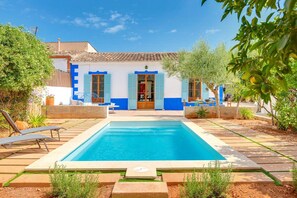 Villa Palma - Establiments and its pool, for vacation rental