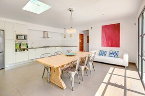 Villa Establiments