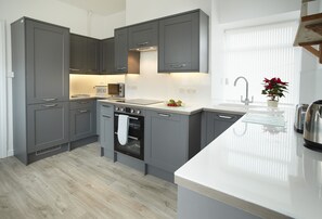 Ariel, Nash Point Lighthouse: Fully-equipped kitchen