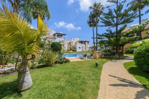 Enjoy the garden of this apartment in Marbella