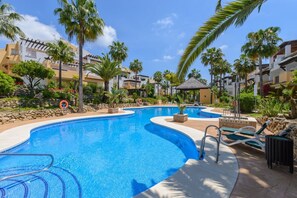Enjoy the community pool of this apartment in Marbella
